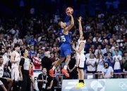 选手高难度操作，篮球比赛风华绝代