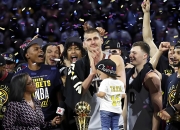 约基奇惊艳全场，湖人助攻爆棚，复出首战轰40分逆转取胜！